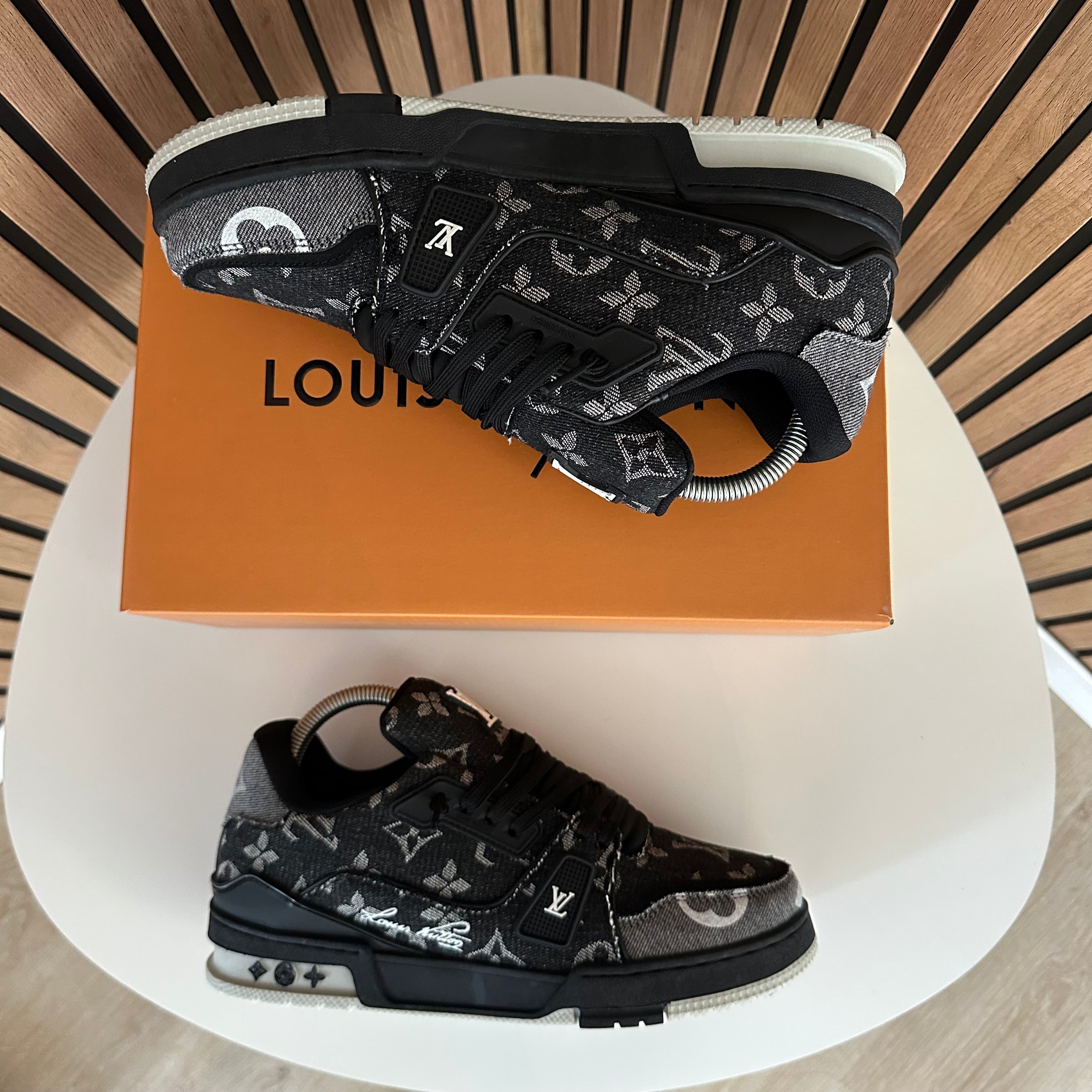 LV TRAINER BLACK & GREY