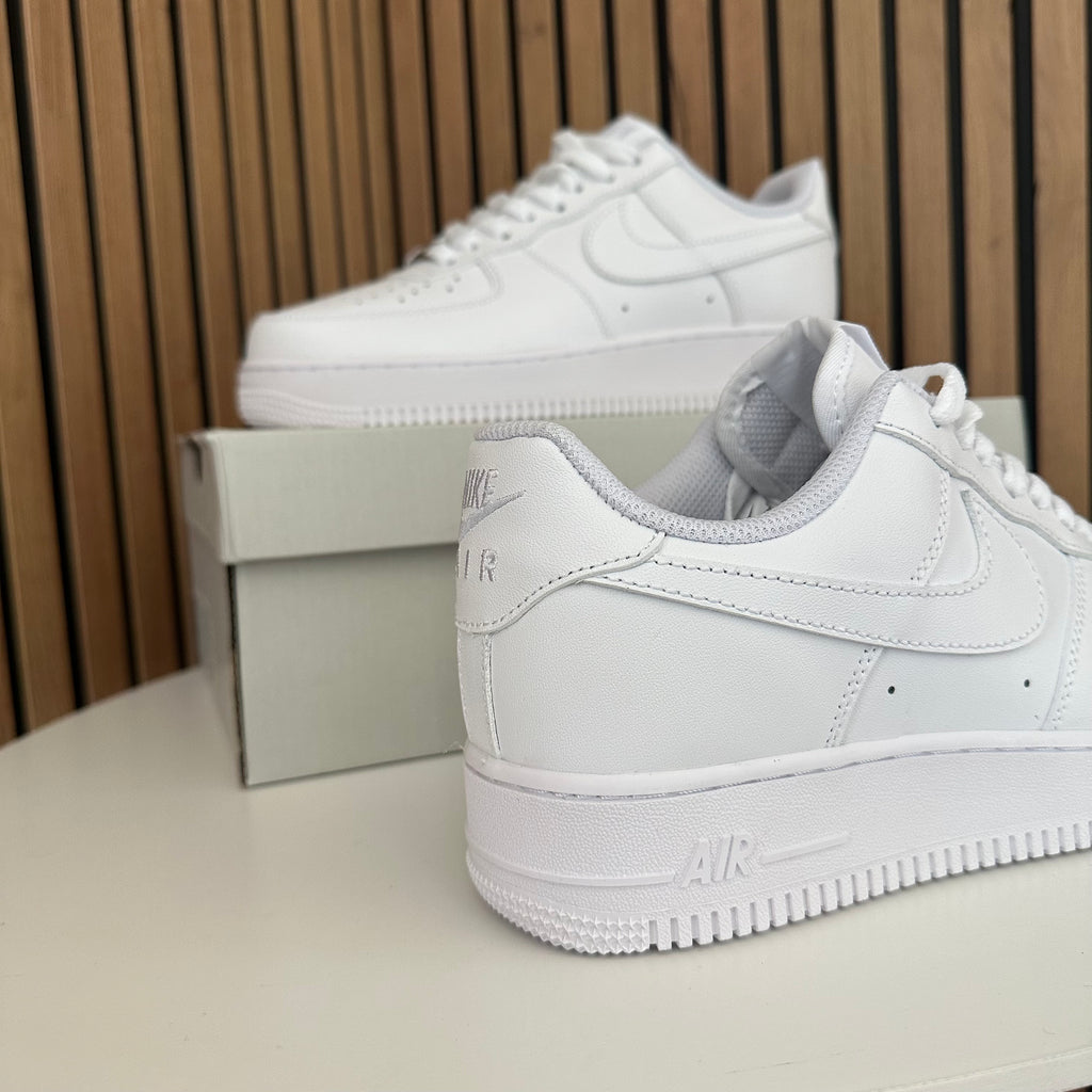 NIKE AIR FORCE 1 WHITE