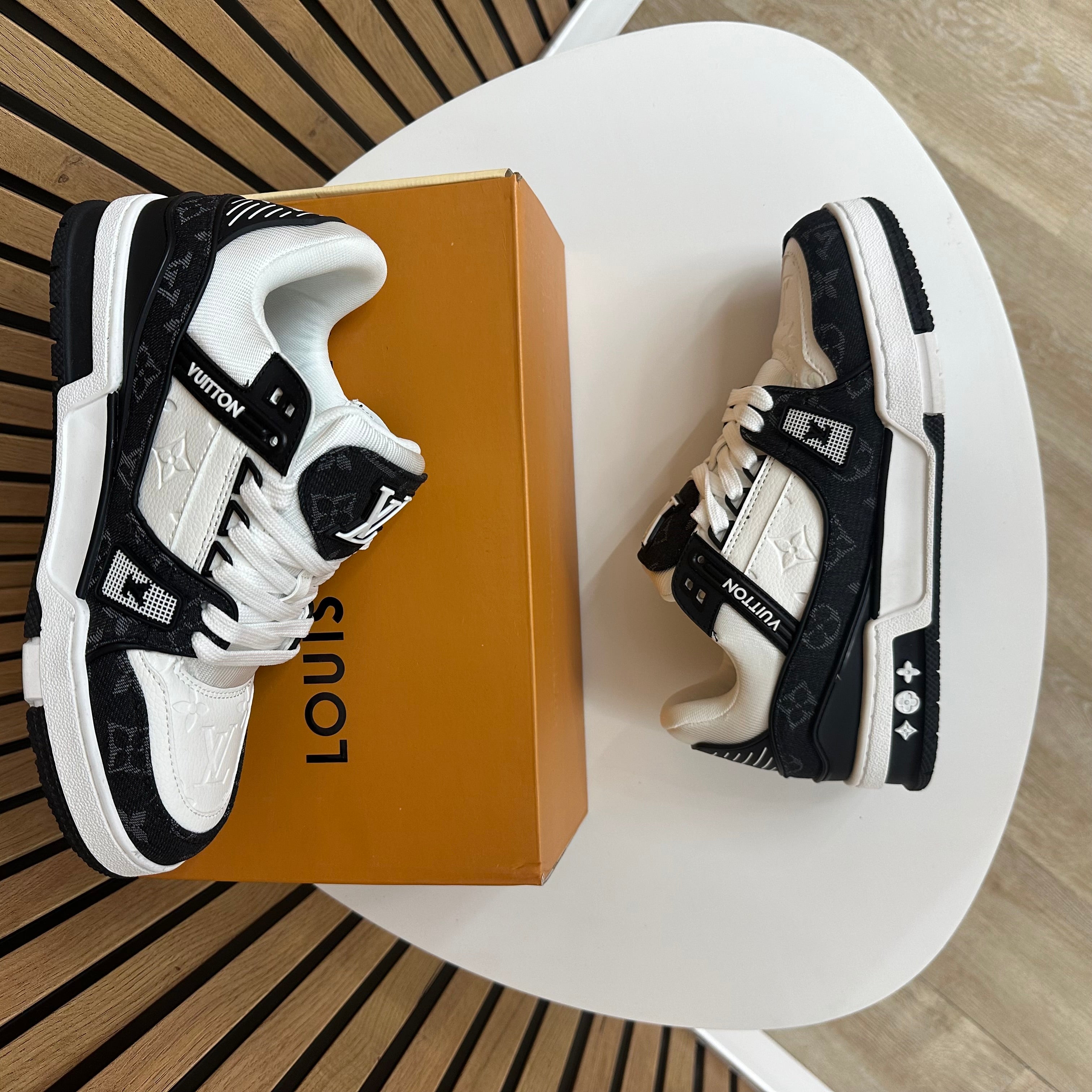 LV TRAINER BLACK & WHITE