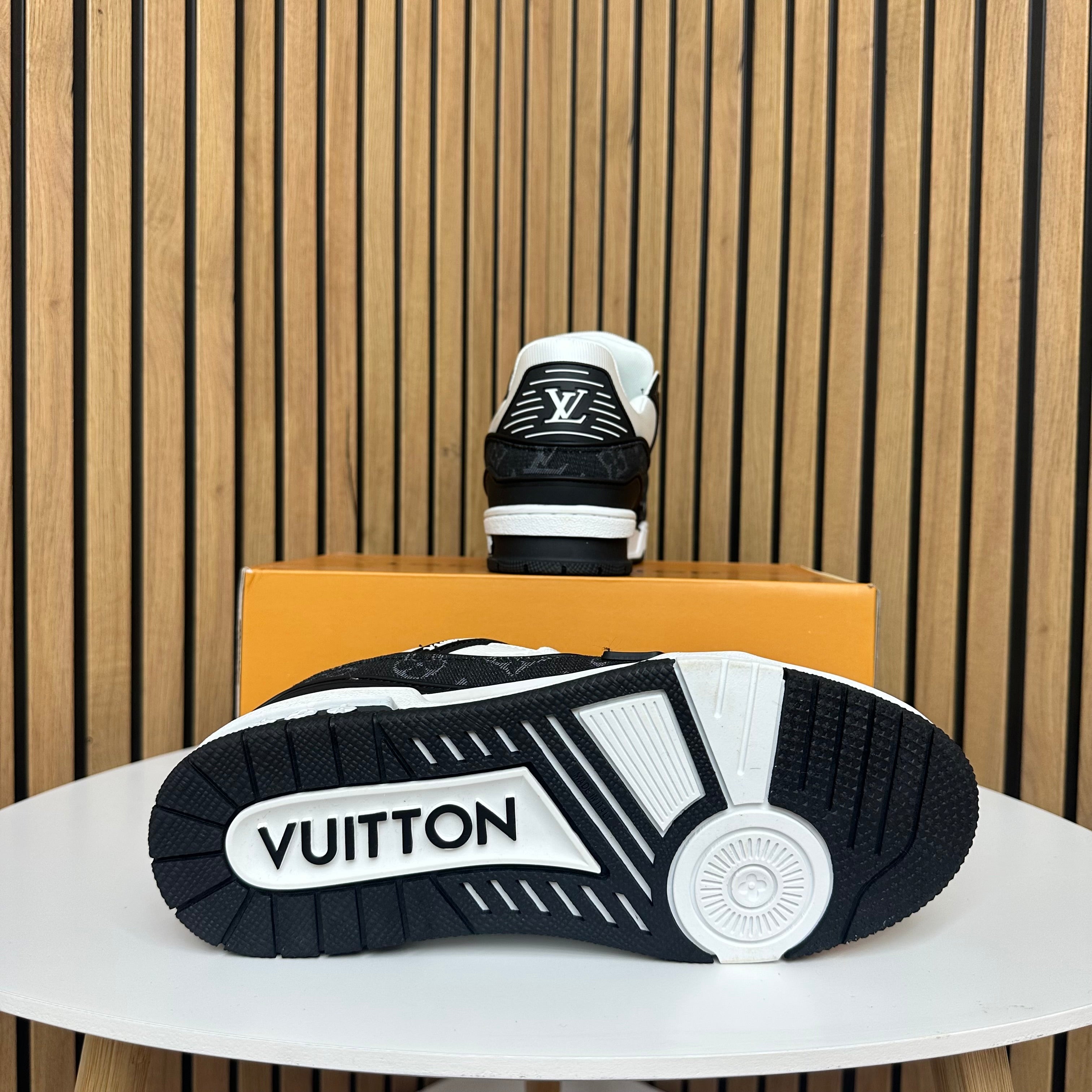 LV TRAINER BLACK & WHITE