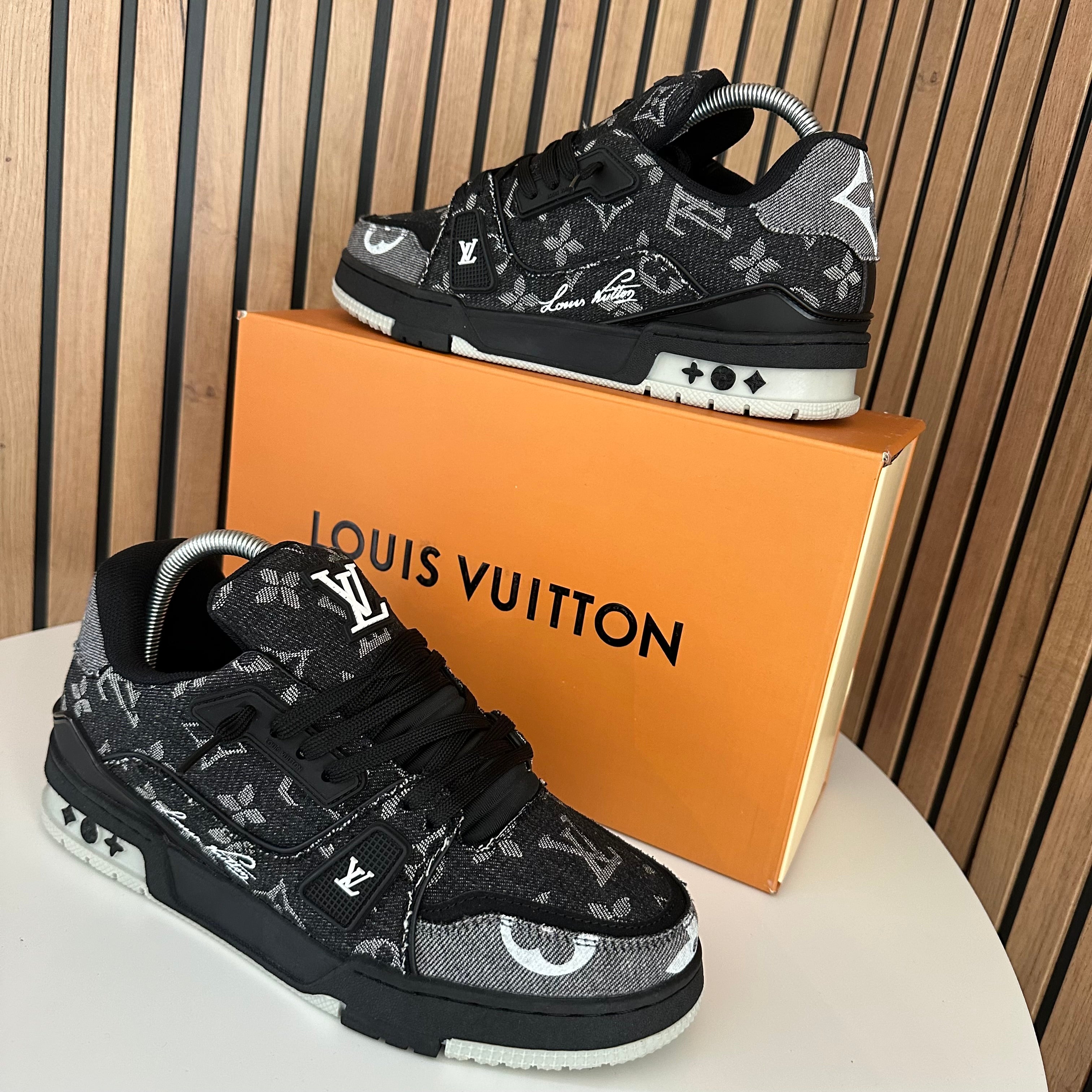 LV TRAINER BLACK & GREY