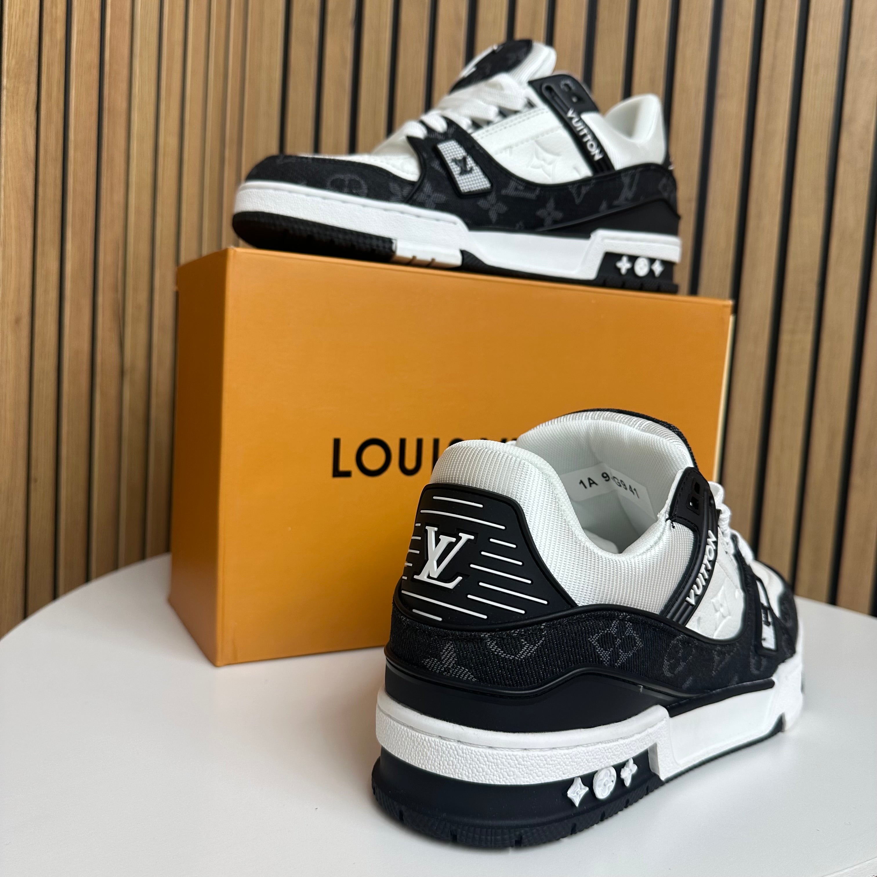 LV TRAINER BLACK & WHITE