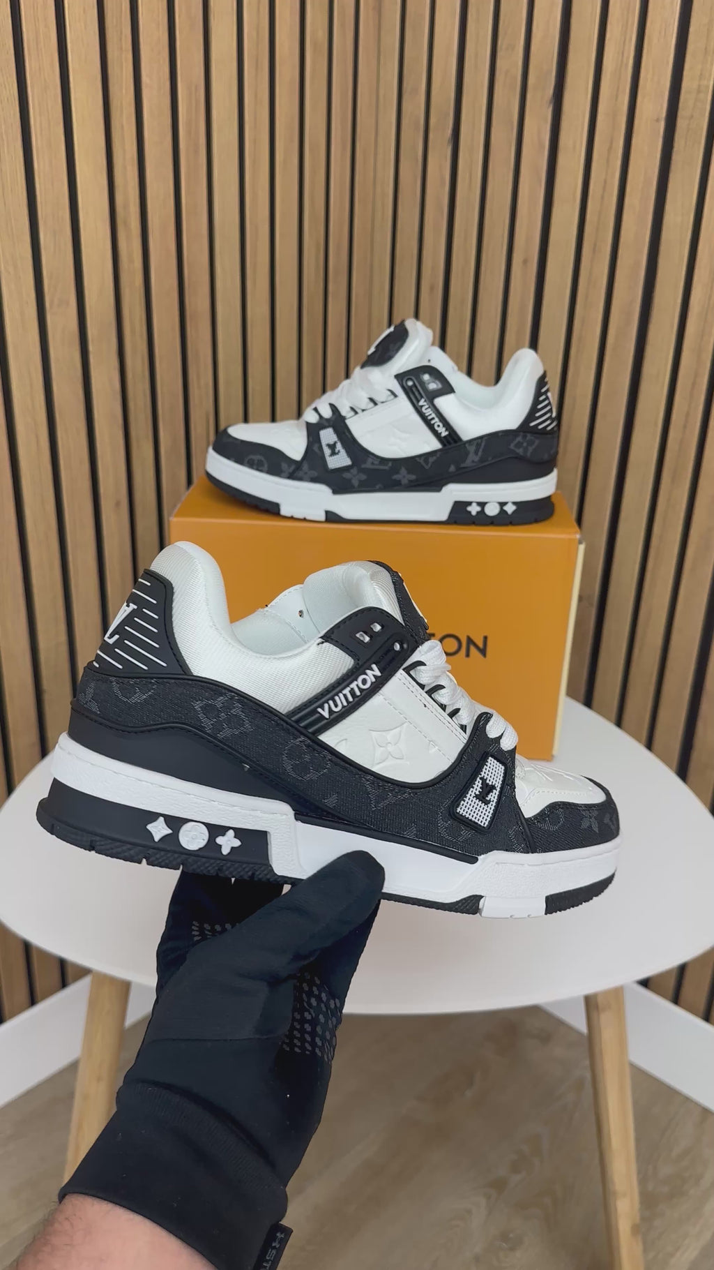 LV TRAINER BLACK & WHITE