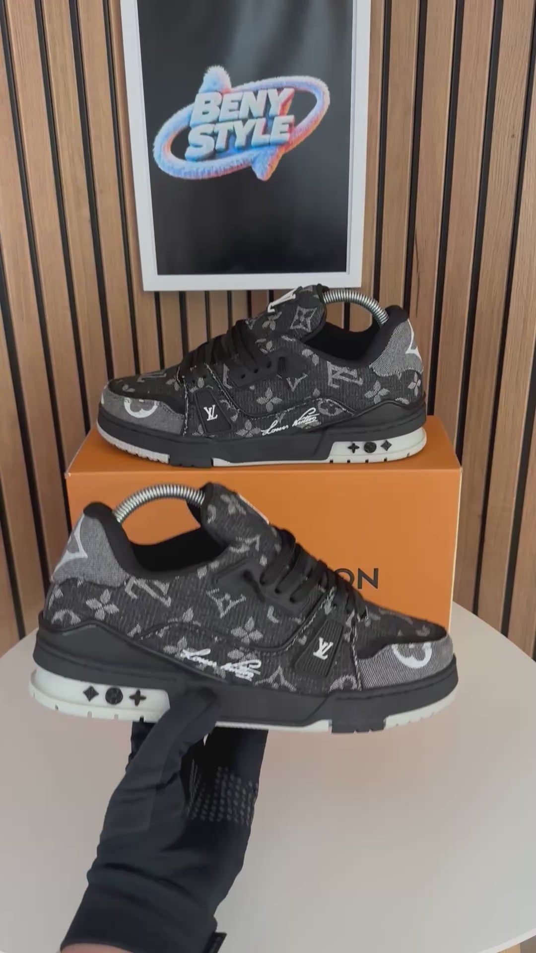 LV TRAINER BLACK & GREY